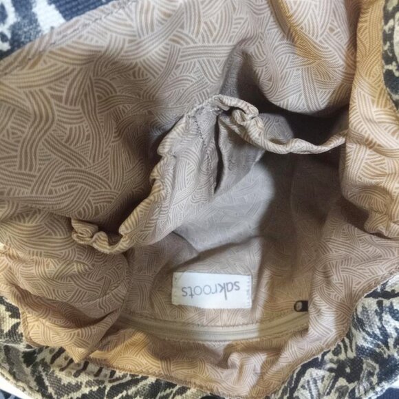 Sakroots Crossbody Tote Handbag Black Gray White Blue Handles Zipper Snap Button - Picture 7 of 8